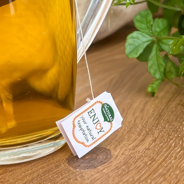 Van al onze (kruiden)theeën én al onze specerijen weten we precies waar de ingrediënten vandaan komen 🌱 

Hoe we dat weten? We zitten er met onze neus boven op. We komen bij de boeren en op de velden. Dit komt door onze intensieve samenwerking met de lokale verwerkers en coöperaties. Al ruim 35 jaar is er vertrouwen in elkaar. Een stevige basis voor de beste kwaliteit. Van de boer, voor jou.