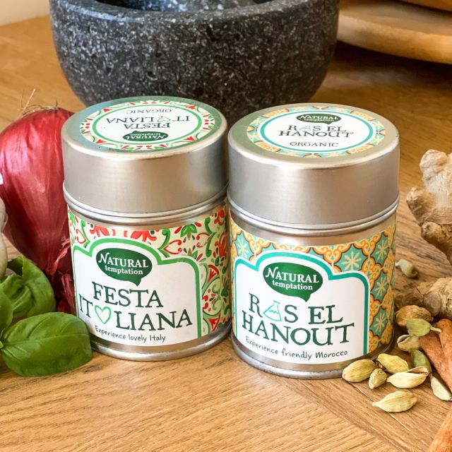 Biologische kruidenmixen voor gerechten over de hele wereld 🌍

Zoals onze Ras el Hanout, een specerijenmengsel uit de Marokkaanse keuken of onze Festa Italia, uit Italië! 

Al onze mixen bevatten geen zout, maar zeewier voor een zoutige smaak. Daarom hoef jij geen of minder zout te gebruiken 🙌🏼