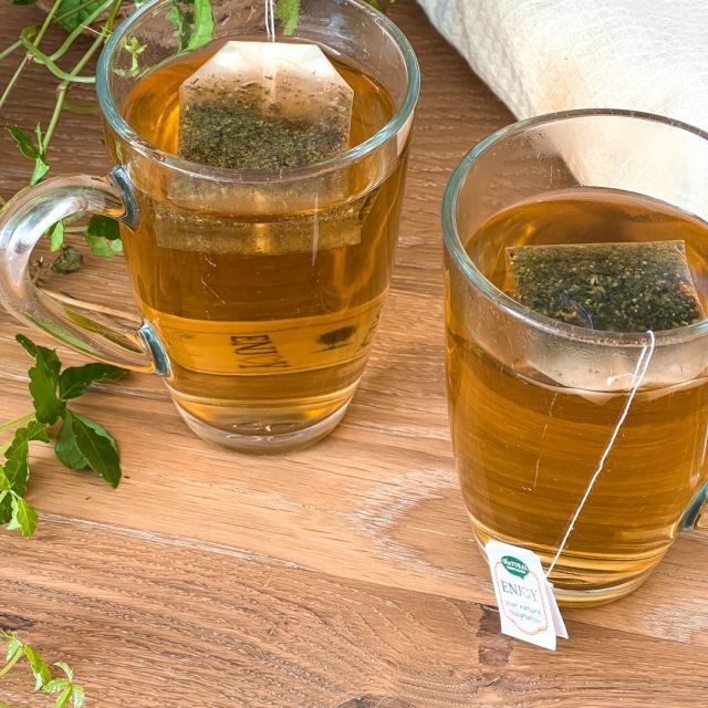 De ingrediënten voor onze smaakvolle theeën en specerijen komen van bijzondere projecten 💚

Rondom het bergdorp Suoi Bu in Vietnam bijvoorbeeld. Hier groeit fantastische groene thee, maar er groeien ook diverse andere specerijen zoals kaneel, gember, geelwortel en steranijs.

Deze worden gebruikt in onze theeën én in onze specerijen mengsels om ze nog lekkerder te maken. Uiteraard allemaal biologisch! 

Uiteindelijk levert het een mooi inkomen op voor de boeren en hun medewerkers. En wat dacht je van de juiste begeleiding en praktische trainingen en opleidingen die ze krijgen? Dit geeft zekerheid en levert eerlijke producten op 🤝