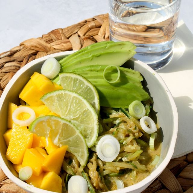 Vandaag een recept anders dan anders, namelijk een tropische courgettepasta ☀️
Hoe maak je het? Dat lees je hier 👇🏼

🥭 Ingrediënten (voor 2 personen) 
-	400 gram courgettespaghetti
-	1 rijpe mango
-	1 eetlepel sojasaus
-	1 theelepel chilisaus
-	1 eetlepel Natural temptation Vadouvan
-	1 eetlepel crème fraîche 
-	1 eetlepel citroensap
-	2 eetlepels olijfolie
-	1 bosui

🥭 Bereiding
1.	Meng de Vadouvan met 2 eetlepels olijfolie en laat dit even staan, zodat de smaken goed kunnen intrekken. 
2.	Maak nu de saus door de sojasaus, chilisaus, crème fraîche, citroensap, de Vadouvan kruidenolie en 1 eetlepels water te mengen. 
3.	Voeg hier de courgettespaghetti aan toe, roer goed door en laat het daarna even staan. 
4.	Snijd ondertussen de mango en avocado in kleine blokjes en de bosui in smalle ringetjes. 
5.	Voeg de mango en avocado toe aan de courgettespaghetti en meng dit door elkaar. 
6.	Garneer met de ringetjes bosui. 

Eet smakelijk!